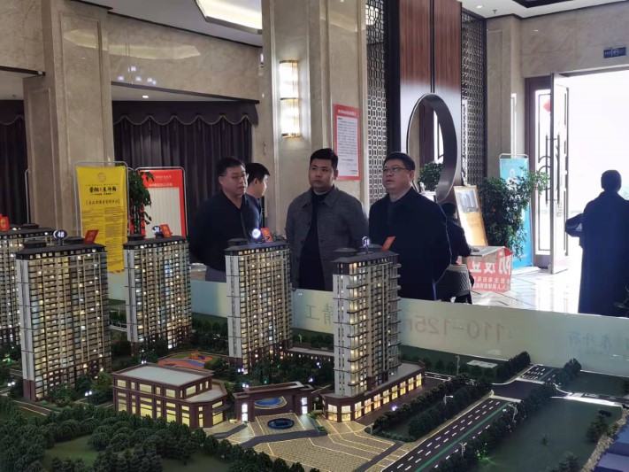 集團(tuán)黨委書記、董事長黃?，F(xiàn)場調(diào)研德興紫陽東升府項(xiàng)目