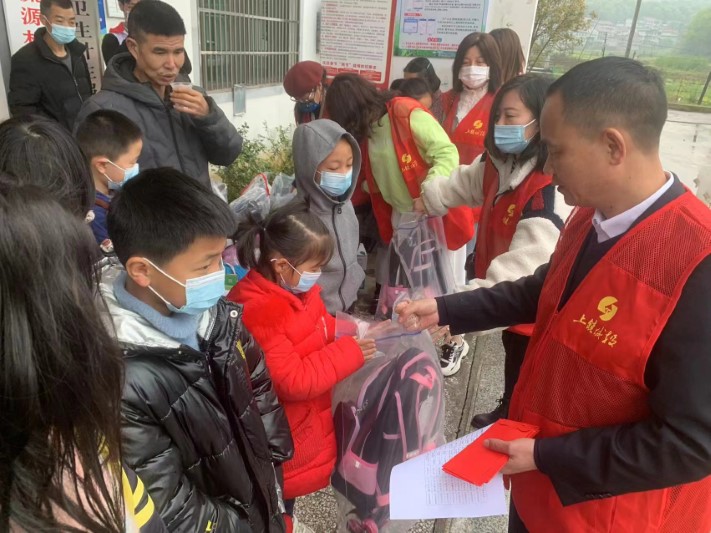 “我是黨員我?guī)ь^”—市城投集團(tuán)機(jī)關(guān)二支部開展“愛心點(diǎn)燃希望，行動(dòng)播撒陽(yáng)光”愛心助學(xué)活動(dòng)