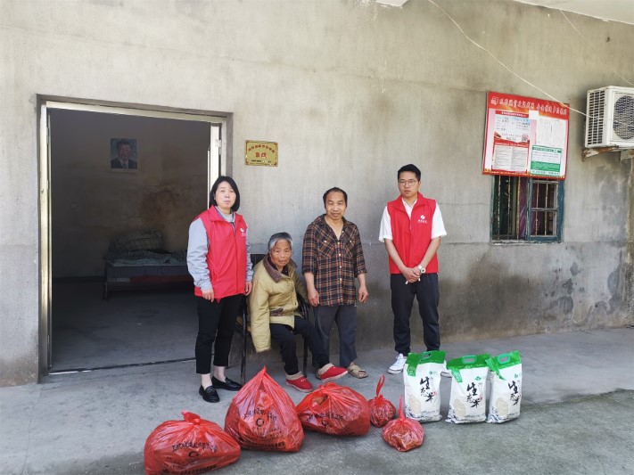 “陽光雨露”在行動，送米送菜顯溫情