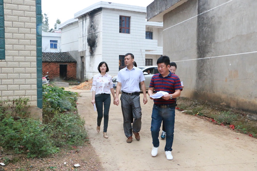 市城投集團公司開展扶貧活動 為23戶貧困戶和16名學生送去慰問品、慰問金