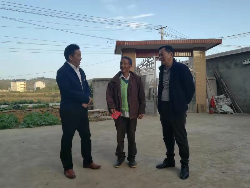 集團公司領導班子一行赴裴梅鎮(zhèn)黃墩村開展扶貧日走訪慰問