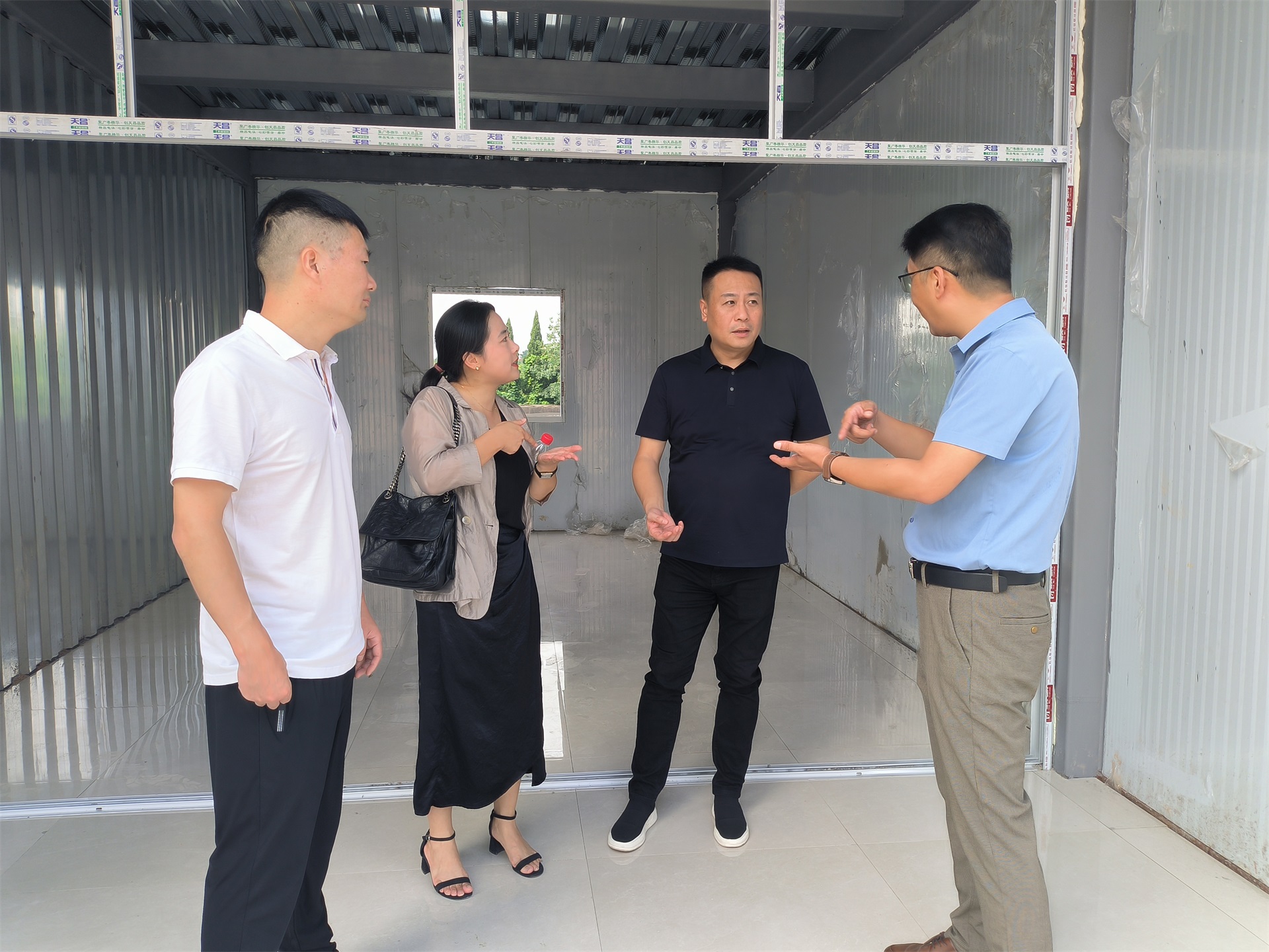 許晟到魔方街夜經(jīng)濟項目進行實地調(diào)研