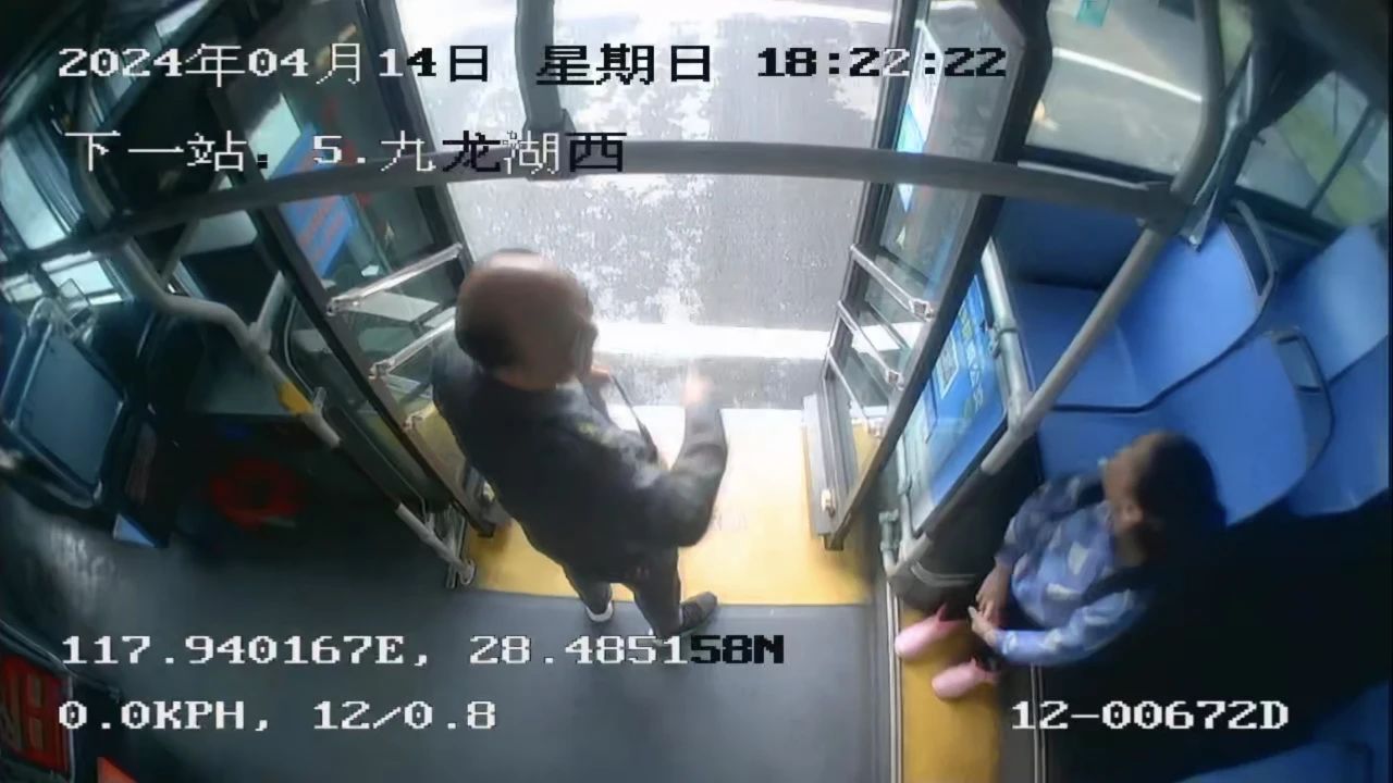 愛心傳遞 | 女孩坐反公交迷路，熱心司機送她回家